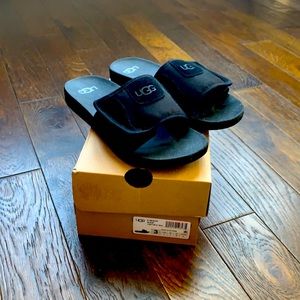 UGG Beach adjustable slide Black size 3 Like New!
